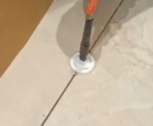 泽库瓷砖空鼓维修公司专业解答瓷砖在铺贴过程中，如果没有涂抹均匀到位的粘结材料（如水泥砂浆或瓷砖胶），可能会导致以下问题