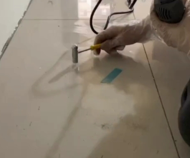 泽库瓷砖开裂维修公司专业分享瓷砖在铺贴前如果没有沥干水分，将会导致以下问题